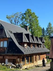 dom z panelami słonecznymi na dachu w obiekcie Mała Bawaria w Zakopanem