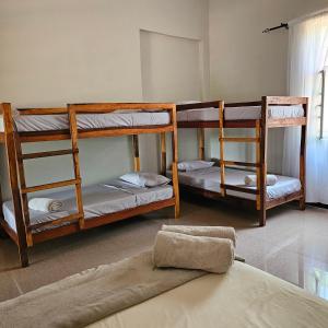 Mukamba Private Holiday Home في ليفينغستون: غرفة بها ثلاثة أسرة بطابقين وسرير