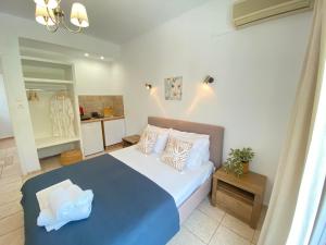 ein Schlafzimmer mit einem großen Bett mit Kissen darauf in der Unterkunft Fotis Studios in Skopelos