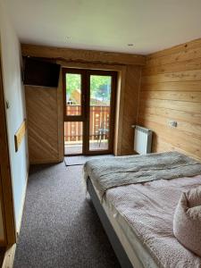 Łóżko lub łóżka w pokoju w obiekcie Apartamenty pokoje Nad Potokiem