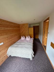 Łóżko lub łóżka w pokoju w obiekcie Apartamenty pokoje Nad Potokiem