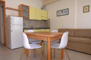 A kitchen or kitchenette at La Marina 2