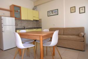 A kitchen or kitchenette at La Marina 2