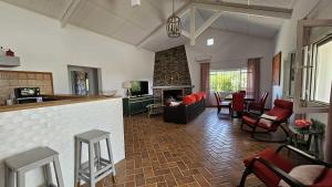 Una sala de estar con un sofá y una chimenea. en Casa Rural The Hope, en La Puebla de Cazalla