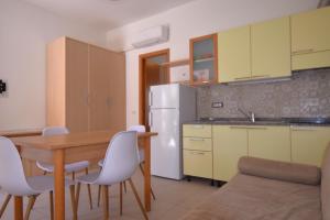 A kitchen or kitchenette at La Marina 2