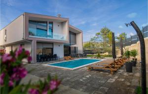 een huis met een zwembad ervoor bij Gorgeous Home In Vrgorac With Wifi in Vrgorac