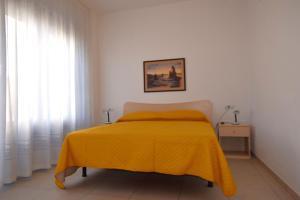 A bed or beds in a room at La Marina 2