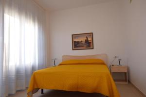 A bed or beds in a room at La Marina 2