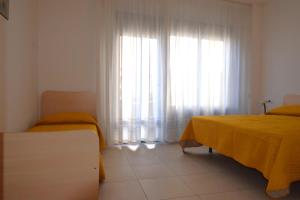 A bed or beds in a room at La Marina 2