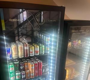 um frigorífico cheio de diferentes tipos de bebidas em UH 1002 Flat Live Logde Vila Mariana Pq Ibirapuera em São Paulo