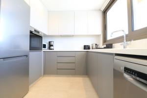 Kuchyň nebo kuchyňský kout v ubytování Serenity Waves Villa 27