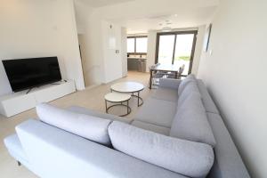 TV a/nebo společenská místnost v ubytování Serenity Waves Villa 27