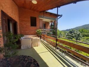 Ein allgemeiner Bergblick oder ein Berglick von des Bed & Breakfasts aus
