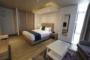 une chambre d'hôtel avec un lit et un canapé dans l'établissement Red Carpet Hotel & Suites, à Amman 110 autres photos
