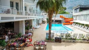 Výhled na bazén z ubytování Nex Royal Beach Hotel nebo okolí
