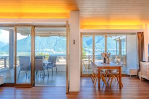 Ban công/sân hiên tại Apt Marlis 180 lake view Swimming Pool and Parking