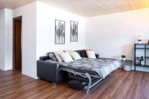 Giường trong phòng chung tại Apt Marlis 180 lake view Swimming Pool and Parking +18 ảnh