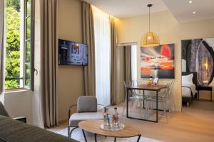 Телевізор і / або розважальний центр в Palais Ségurane Boutique Hôtel