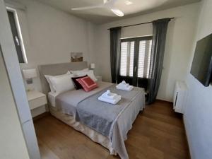Postel nebo postele na pokoji v ubytování Villa Lithos + 37 fotografií