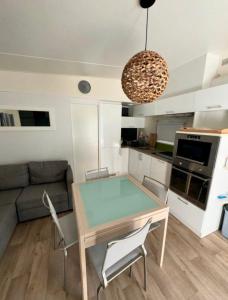 Kuchyň nebo kuchyňský kout v ubytování Mobilhome 6 personnes Hudimesnil + 2 fotografie