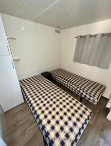 Postel nebo postele na pokoji v ubytování Mobilhome 6 personnes Hudimesnil
