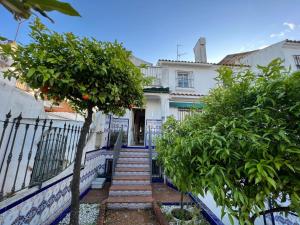 a stairway leading to a white house with trees at Casa sevilla Cavaleri in Mairena del Aljarafe