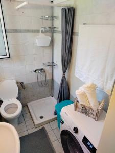 un bagno con doccia, WC e lavandino di Dionysus View a Kassandra (Kassandria)