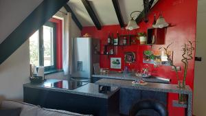 cocina con paredes rojas y encimera en una habitación en Superb Sun & Sea Loft, en Split