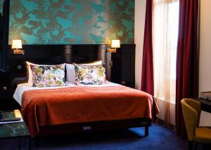 um quarto de hotel com uma cama com uma colcha vermelha em ProfilHotels Copenhagen Plaza em Copenhague