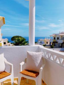 Un balcón con sillas y vistas al océano. en Benagil Beach House - Yasmin en Lagoa