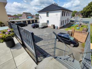 un balcón con un coche aparcado en un aparcamiento en FeWo Banter Eck Mini Loft, en Wilhelmshaven