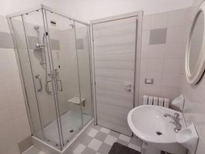 ein Badezimmer mit Dusche, Toilette und Waschbecken in der Unterkunft Dream House in Ancona + 13 Fotos