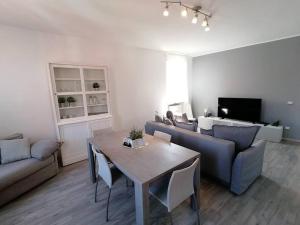 ein Wohnzimmer mit einem Tisch und einem Sofa in der Unterkunft Dream House in Ancona