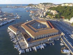eine Luftansicht auf einen Yachthafen mit angedockten Booten in der Unterkunft Dream House in Ancona