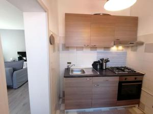 eine Küche mit Holzschränken und einem Herd mit Backofen in der Unterkunft Dream House in Ancona