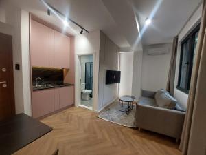 sala de estar con sofá y mesa en Modern Living Apartments, en Skopje