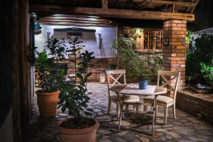 Patio lub wspólna przestrzeń na świeżym powietrzu w obiekcie Paul's Fantasia Boutique Suites