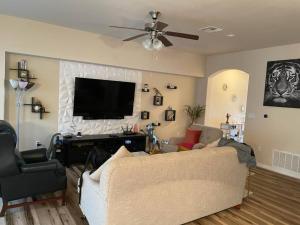 un soggiorno con divano e TV a schermo piatto di Stylish 3 Bedroom retreat near Downtown and Outlet a Kyle