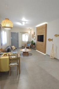 TV a/nebo společenská místnost v ubytování Aeraki Luxury Apartment