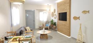 TV a/nebo společenská místnost v ubytování Aeraki Luxury Apartment