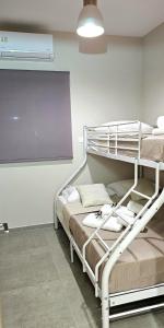 Postel nebo postele na pokoji v ubytování Aeraki Luxury Apartment