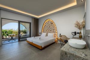 Postel nebo postele na pokoji v ubytování Celestial Lindos Suites