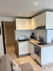 O bucătărie sau chicinetă la Appartement immeuble Zodiaque