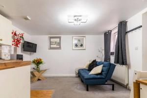 TV a/nebo společenská místnost v ubytování The Nook, Cosy 1BR in Blandford, Dorset