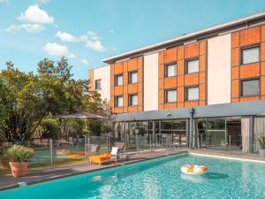 Majoituspaikassa Holiday Inn Toulouse Airport, an IHG Hotel tai sen lähellä sijaitseva uima-allas