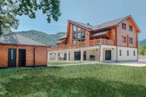 布朗Transylvania Mountain Chalet的带院子的房子外观