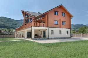 una grande casa con un tetto di legno di Transylvania Mountain Chalet a Bran