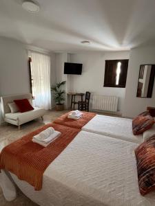 ein Schlafzimmer mit einem großen Bett mit zwei Handtüchern darauf in der Unterkunft Alojamiento La Escalera in Alhama de Granada