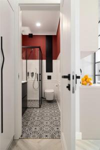 a bathroom with a shower and a toilet at Loftowe Zacisze Elbląg in Elblag +5 photos