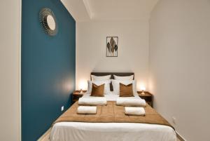 A bed or beds in a room at Cosy Apparts Hypercentre de Nice